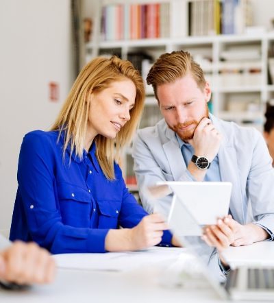 business-people-in-office-5HLCX4S-1-min